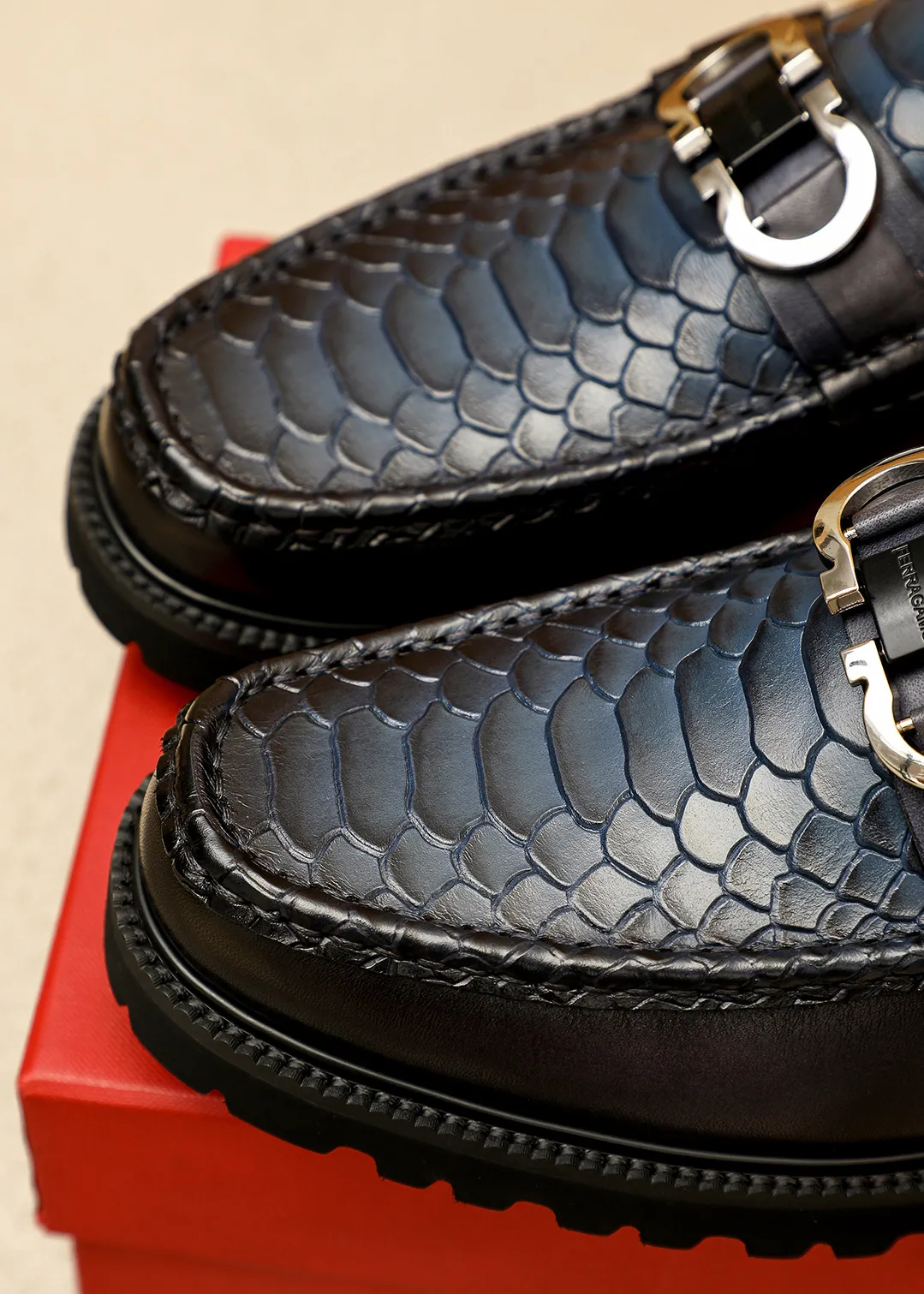Men's shoes 💰560 💐 Product trademark: Ferragamo "Ferragamo" casual leather shoes Regular size: 38-44 (45.46🉑️customized) Product materials: Selected imported first-layer calfskin embossed upper + original hardware buckle, imported water-dyed cow leather lining. Strong three-dimensional visual effect, original outsole color: 2 colors available
